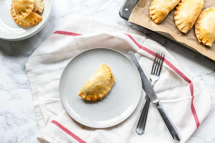 Empanadas délicieusement croustillantes, fourrées de viande savoureuse, fromages fondants et légumes frais. Une symphonie de saveurs traditionnelles et innovantes.