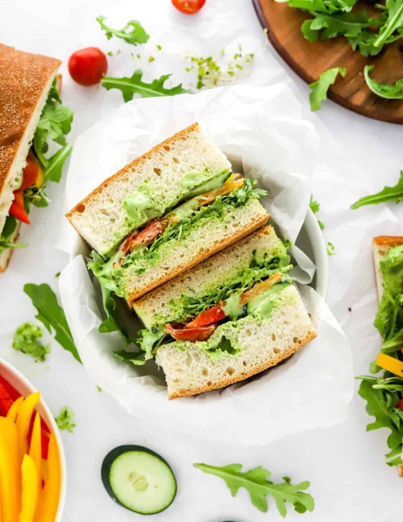 Sandwich au poulet suprême avec beurre à la moutarde, jambon de poulet, tomates, salade et sauce tartare. Une explosion de saveurs dans chaque bouchée.