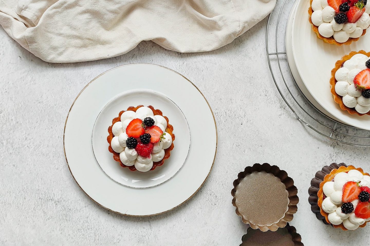 Tartelette aux Fruits: Explosion de saveurs sucrées et juteuses dans une croûte croustillante.