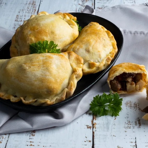 Empanadas délicieusement croustillantes, fourrées de viande savoureuse, fromages fondants et légumes frais. Une symphonie de saveurs traditionnelles et innovantes.